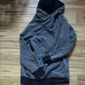 Stylish Black and White Patterned Women's Hoodie (Bin B)